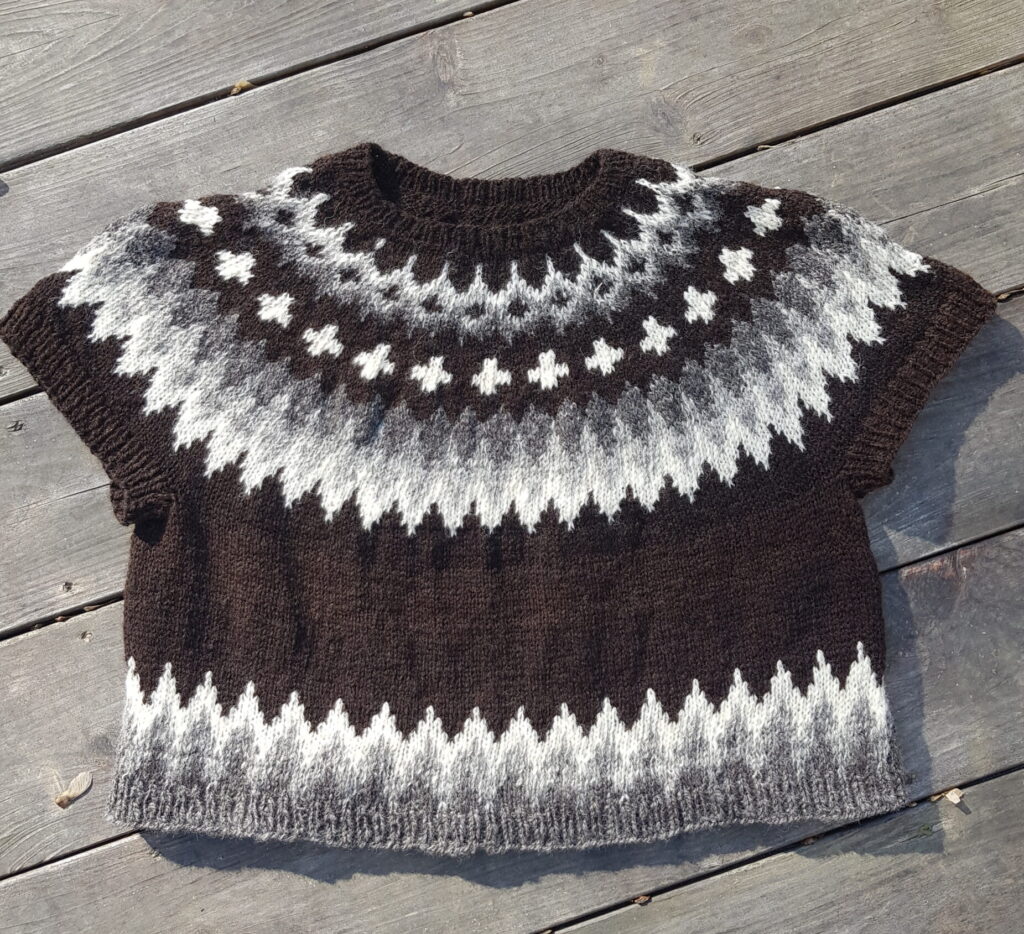 Kurzer Pullover mit eingestrickten Mustern