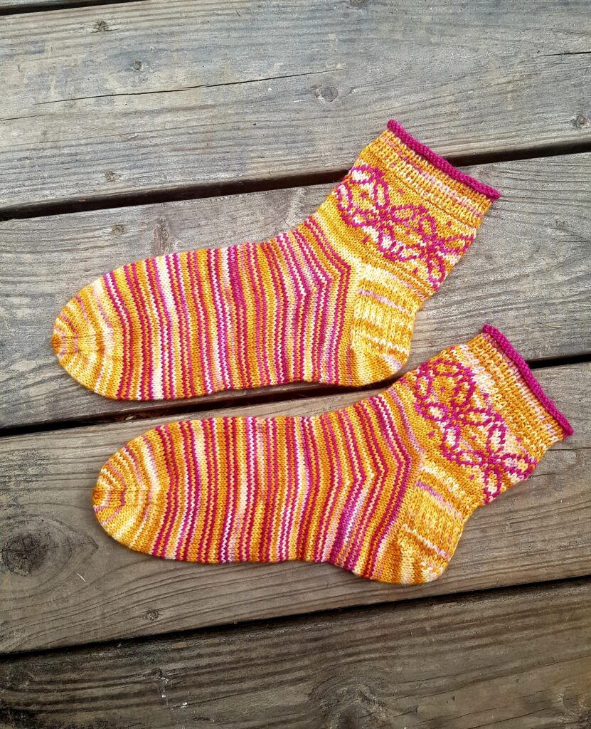 handgestrickte Sneakersocken mit Mustern